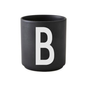 Čierny porcelánový hrnček Design Letters Alphabet B